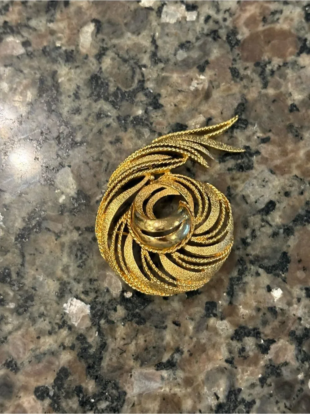 VTG Monet Gold Swirl Textured Feather Brooch - Elegant Women’s Jewelry